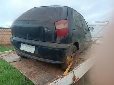 LOTE 000 - Veículo marca/modelo FIAT/PALIO YOUNG, duas portas, cor azul, ano/modelo 2001/2002, placa IKM4966, RENAVAM 775662607, com avarias na lataria.
