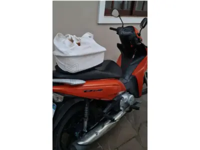 LOTE 001 - Motoneta HONDA/BIZ 125, ano/modelo 2018/2018, placa IYN0B37, RENAVAM 1151564106, na cor laranja.
