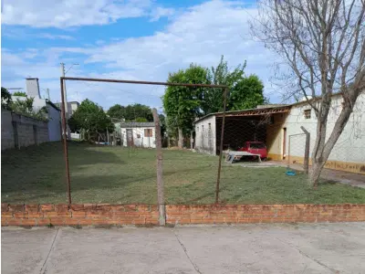 LOTE 001 - Um terreno de forma irregular, com a área total de 845,00m² em Santiago/RS, localizado no prolongamento da rua José Piva, lado ímpar, no quarteirão formado pelas ruas: José Piva, Beco de Servidão, Flores da Cunha e Centenário; medindo 22,00m de frente com o prolongamento da rua José Piva; por um lado, mede 32,60m, com o Beco de Servidão; pelo outro lado, mede 35,00m, com Carlos Santiago de Abreu Pompeu; e, pelos fundos mede 28,00m, com Carlos Santiago de Abreu Pompeu. Matriculado sob n°10.704 do CRI de Santiago/RS.