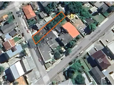 LOTE 001 - Um terreno com a área de 329,00m² localizado na Travessa Moreira, n°308 na cidade de Santa Maria/RS e a respectiva casa de madeira com 65m², em regular estado de conservação. Terreno este com as seguintes dimensões e confrontações; pela frente ao Oeste, onde mede 9m, com a rua ‘’B’’; aos fundos, Leste, onde mede 5m, com parte do lote nº9; por um lado, ao Norte, onde mede 46m, com o lote nº13; e, pelo lado Sul, onde mede 47m, com terrenos da Vila Urlandia. Matriculado sob n°4.297 do CRI de Santa Maria/RS.