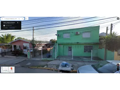 LOTE 001 - Um terreno com a área de 500m², localizado na Av. Borges de Medeiros, nº 1077 em Santa Maria/RS, medindo 12m50 de frente, por 40m de extensão da frente ao fundo. Sobre o terreno, existem duas construções, totalizando 4 apartamentos, que não estão averbadas na Matricula do imóvel, sendo a primeira com frente para a rua e dois andares, com área total de 142,20m²; térreo com área de 71,10m² e parte superior com área de 71,10m². A segunda construção, localizada aos fundos, composto de dois andares com área total de 97,50m², térreo com área de 48,50m² e parte superior com área de 48,50m². Matriculado sob nº47.795 do CRI de Santa Maria/RS.