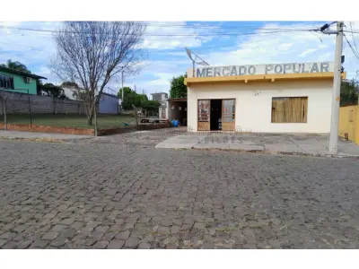 LOTE 001 - Um terreno de forma irregular, com a área total de 845,00m² em Santiago/RS, localizado no prolongamento da rua José Piva, lado ímpar, no quarteirão formado pelas ruas: José Piva, Beco de Servidão, Flores da Cunha e Centenário; medindo 22,00m de frente com o prolongamento da rua José Piva; por um lado, mede 32,60m, com o Beco de Servidão; pelo outro lado, mede 35,00m, com Carlos Santiago de Abreu Pompeu; e, pelos fundos mede 28,00m, com Carlos Santiago de Abreu Pompeu. Matriculado sob n°10.704 do CRI de Santiago/RS.