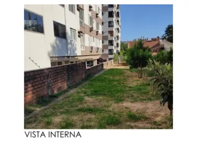 LOTE 001 - Um terreno urbano com área total de 302,50m², localizado na Rua Tuiuti, n° 1187, no Centro de Santa Maria/RS, medindo 2m75 de frente, por 110m0 de extensão da frente ao fundo, confrontando: ao Norte, onde faz frente com a rua Tuiuti; ao Sul, entesta com propriedade de Alexandre Avila e de Euzébio Bortoluzzi; por um lado, a Leste, entesta com terreno de Gelci Trein Rosa; e, pelo outro lado, a Oeste, entesta com terreno de propriedade de Olávio Rosa. Matriculado sob n°15.971 do CRI de Santa Maria/RS.