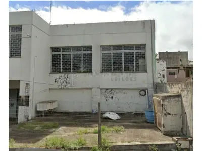LOTE 001 - Um prédio de alvenaria e seu respectivo terreno com área de 352,37m², na Rua Pinheiro  Machado, n°2543 em Santiago/RS, no quarteirão formado pelas ruas: Pinheiro Machado, Sete de  Setembro, Osvaldo Aranha e Mal. Mallet, distando 30,70m da esquina com a Rua Sete de Setembro;  12,75m de frente, com a Rua Pinheiro Machado; pelos fundos, 12,34m com a Cooperativa Regional  Tritícola Santiaguense Ltda; pelo lado direito, mede 26,90m, com imóvel de Antônio Bedin; e, pelo lado  esquerdo, mede 29,39m, com a Cooperativa Regional Tritícola Santiaguense Ltda. Matriculado sob  n°6.558 do CRI de Santiago/RS.