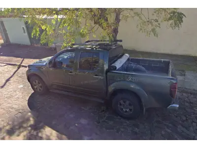 LOTE 001 - Veículo/Caminhonete NISSAN/FRONTIER SVATK4X4, ano/modelo 2013/2014, placas IUT8C01, RENAVAM 574289615, na cor verde e em bom estado de conservação.