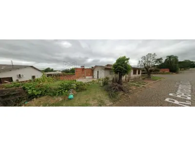 LOTE 001 - Uma casa de alvenaria com 120,25m² de área construída e o seu respectivo terreno com a área de 300m² na rua Neri Gomes Peixoto, nº 776 em Santiago/RS. Terreno esse, localizado no quarteirão formado pelas ruas Neri Gomes Peixoto, Bernardino Garcia, Flores da Cunha e Felipe Lopes, esquina com a rua Bernardino Garcia, medindo 10m por 30m de frente a fundos, limitando-se pela frente com a rua Neri Gomes Peixoto; por um lado, com a rua Bernardino Garcia; pelo outro lado, com Roque Fonseca Martins e pelos fundos, com Roque Fonseca Martins. Matriculado sob n°11.840 do CRI de Santiago/RS.