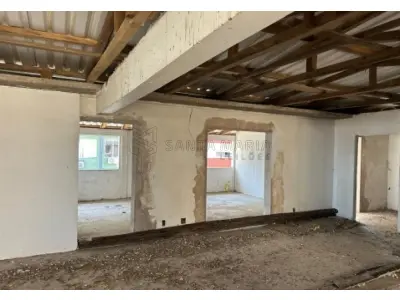 LOTE 001 - Sala comercial nº 701, localizada no sétimo andar do ‘’Edifício Ouro Preto’’, situado na zona urbana da cidade de Santa Maria/RS, á Rua Alberto Pasqualini, esquina da Rua Floriano Peixoto, sob nº25, sala essa de frente e de centro de quem olha o prédio pela rua Alberto Pasqualini, possuindo a área real privativa de 214,68m², área real total de 262,65m², correspondendo-lhe uma fração ideal de 0,0807 no terreno e nas coisas de uso comum. Matriculado sob nº 55.373 do CRI de Santa Maria/RS.  Conforme laudo de avaliação, o bem encontra-se sem aberturas externas e internas, telhado sem forro, sem instalação elétrica, pisos e paredes inacabados.