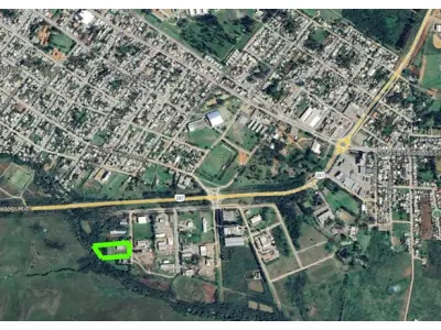 LOTE 001 - Um terreno com aproximadamente 7.000,00m² no Distrito Industrial de Santiago/RS, na Rua Alberto Bochi, antiga rua C, nº 156, possuindo uma área construída com aproximadamente 420,00m². Localizado no lado direito para quem observa da BR 287, distando 110m da esquina com a rua A; medindo pela frente 55m; lado direito mede 144,50m; lado esquerdo mede 113,90m e pelos fundos com uma sanga, mede 63m. Matriculado sob n° 28.317 do CRI de Santiago/RS.