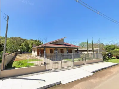 LOTE 001 - Casa de alvenaria com aproximadamente 140,00m² (não averbada na matricula), na Rua do Comércio, nº 31 em Mata/RS e o respectivo terreno, com área superficial de 800,00m², com as seguintes confrontações: ao Norte, na extensão de 40m, com terrenos de Arlindo Scalon; ao Sul, também na extensão de 40m, com terrenos que são ou foram de João Teobaldo Fontana; ao Leste, na extensão de 20m com Lageado Poraima; e, ao Oeste, na extensão de 20m, com a Rua do Comércio, onde faz frente. Matriculado sob n° 6.222 do CRI de São Vicente do Sul/RS.