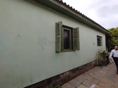 LOTE 002 - Terreno com a área de 320,47m², contendo uma casa com 103,82m², localizado na Rua  Manoel Ribas n°1.139 em Cacequi/RS, dividida em seis cômodos: sala, 2 dormitórios, cozinha, banheiro e  lavanderia. Matriculada sob n°6.724 do CRI de Cacequi/RS.