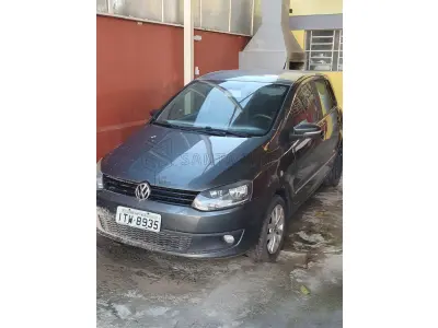 LOTE 001 - Veículo VW/FOX 1.6 PRIME GII, ano/modelo 2012/2013, placas ITW8935, RENAVAM 501724460, na cor cinza, sem estar funcionando em razão da bomba do radiador estar quebrada.