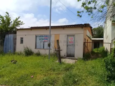 LOTE 001 - Casa de alvenaria localizada na Rua Equador n° 434 em Alegrete/RS, constituída de dois quartos, um banheiro, sala, copa, cozinha, e uma edícula nos fundos do terreno. Terreno esse, designado pelo n°17 da quadra 25, do Bairro Vera Cruz, medindo 10m de frente por 30m de frente a fundos, confrontando: ao Norte, com o lote 18; ao Sul, com a Rua Equador; a Leste, com o lote 15; e, a Oeste, com o lote 19. Matriculado sob n°9.393 do CRI de Alegrete/RS.