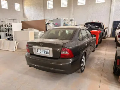 LOTE 001 - Veículo GM/VECTRA COLLECTION, ano/modelo 2005/2005, placas MIG1139, RENAVAM 854275622, na cor cinza.