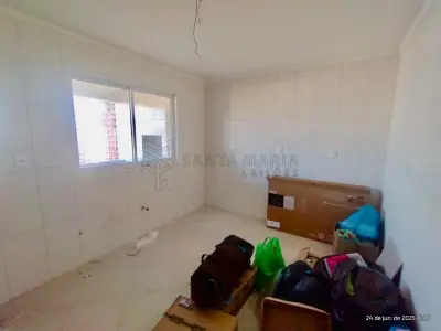 LOTE 001 - Apartamento 610 do Residencial Dores, especificado no Registro 2 da matricula n° 74.838, situado à Avenida Nossa Senhora das Dores, sob n°43 em Santa Maria/RS, com área privativa de 117,1200m², área total de 167,717m², correspondendo-lhe a fração ideal de 0,013952 no terreno e nas coisas de uso comum. Não foi realizado os acabamentos de pintura interna (gesso, massa corrida e pintura), não foi completamente feita a instalação de todo o piso do apartamento, bem como de azulejos e louças nos banheiros, o acabamento das tomadas e interruptores também não foi concluído, na cozinha está faltando o acabamento elétrico, conforme auto de penhora.
