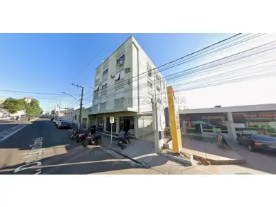 LOTE 001 - Escritório n°01, de fundo, à direita de quem da rua olha para o edifício, no andar térreo ou primeiro pavimento do Edifício Santa Rosa, com área útil de 10,08m², área de uso comum de 2,2144m² e área total de 12,2944m² composto de sala e um banheiro, localizado na rua Avenida Dr. Lauro Dorneles, 249 em Alegrete/RS. Matriculado sob n° 9.397 do CRI de Alegrete/RS.