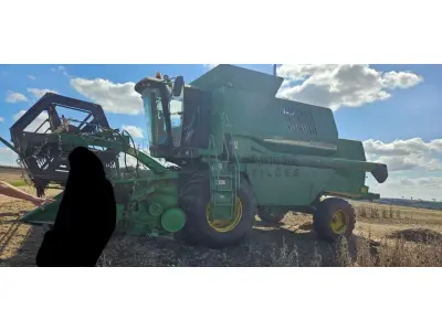 LOTE 001 - Uma colheitadeira John Deere usada, modelo 1550, ano/modelo 2003, chassi CQ1550A047177. E, uma plataforma de corte John Deere usada, modelo 0323, ano/modelo 2003, chassi CQ0323A034895.