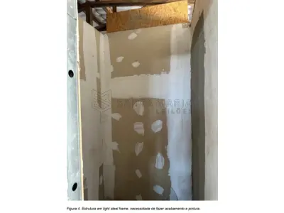 LOTE 001 - Sala comercial nº 701, localizada no sétimo andar do ‘’Edifício Ouro Preto’’, situado na zona urbana da cidade de Santa Maria/RS, á Rua Alberto Pasqualini, esquina da Rua Floriano Peixoto, sob nº25, sala essa de frente e de centro de quem olha o prédio pela rua Alberto Pasqualini, possuindo a área real privativa de 214,68m², área real total de 262,65m², correspondendo-lhe uma fração ideal de 0,0807 no terreno e nas coisas de uso comum. Matriculado sob nº 55.373 do CRI de Santa Maria/RS.  Conforme laudo de avaliação, o bem encontra-se sem aberturas externas e internas, telhado sem forro, sem instalação elétrica, pisos e paredes inacabados.