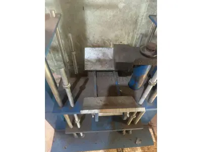 LOTE 001 - Uma máquina de centragem/desempenagem de rodas para motocicletas.