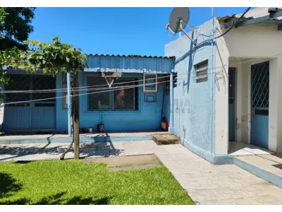 LOTE 001 - Casa na Rua Antonio de Freitas Valle, n° 886 em Alegrete/RS constituída de 2 quartos, 1 banheiro, 2 salas, cozinha e, nos fundos do terreno existe uma edificação de alvenaria composta de garagem com churrasqueira, 1 quarto e 1 banheiro, construída sobre o terreno designado n°3 da quadra BB do Bairro Progresso. E, o terreno onde no fundo existem duas peças de alvenaria com lareira designado n°4 da quadra BB do Bairro Progresso. Matrículas n° 3.868 e n° 19.566 do CRI de Alegrete/RS.