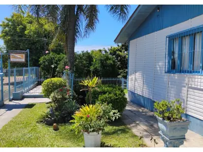 LOTE 001 - Casa na Rua Antonio de Freitas Valle, n° 886 em Alegrete/RS constituída de 2 quartos, 1 banheiro, 2 salas, cozinha e, nos fundos do terreno existe uma edificação de alvenaria composta de garagem com churrasqueira, 1 quarto e 1 banheiro, construída sobre o terreno designado n°3 da quadra BB do Bairro Progresso. E, o terreno onde no fundo existem duas peças de alvenaria com lareira designado n°4 da quadra BB do Bairro Progresso. Matrículas n° 3.868 e n° 19.566 do CRI de Alegrete/RS.