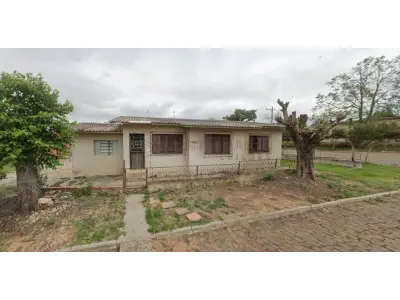 LOTE 001 - Uma casa de alvenaria com 120,25m² de área construída e o seu respectivo terreno com a área de 300m² na rua Neri Gomes Peixoto, nº 776 em Santiago/RS. Terreno esse, localizado no quarteirão formado pelas ruas Neri Gomes Peixoto, Bernardino Garcia, Flores da Cunha e Felipe Lopes, esquina com a rua Bernardino Garcia, medindo 10m por 30m de frente a fundos, limitando-se pela frente com a rua Neri Gomes Peixoto; por um lado, com a rua Bernardino Garcia; pelo outro lado, com Roque Fonseca Martins e pelos fundos, com Roque Fonseca Martins. Matriculado sob n°11.840 do CRI de Santiago/RS.