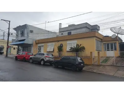 LOTE 001 - Um prédio na esquina da rua Dr. Lauro Dorneles (n°621) com a rua General Vitorino, casa (n°497) e o respectivo terreno com 25m de frente ao Norte para a rua General Vitorino; e, 12m de frente a Leste para a rua Dr. Lauro Dorneles. Conforme Transcrição das Transmissões sob n°24.295 do Registro de Imóveis de Alegrete/RS. Conforme avaliação do perito: É constituída de uma sala de estar, uma varanda, dois banheiros, quatro dormitórios, uma cozinha, uma área de serviço, uma garagem. Existe uma sala comercial com dois andares composta de três peças e dois banheiros, na parte do imóvel que faz frente com a Avenida Dr. Lauro Dorneles.
