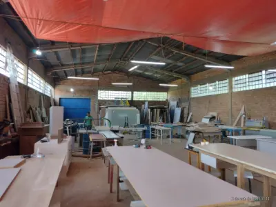 LOTE 001 - Um terreno com aproximadamente 7.000,00m² no Distrito Industrial de Santiago/RS, na Rua Alberto Bochi, antiga rua C, nº 156, possuindo uma área construída com aproximadamente 420,00m². Localizado no lado direito para quem observa da BR 287, distando 110m da esquina com a rua A; medindo pela frente 55m; lado direito mede 144,50m; lado esquerdo mede 113,90m e pelos fundos com uma sanga, mede 63m. Matriculado sob n° 28.317 do CRI de Santiago/RS.