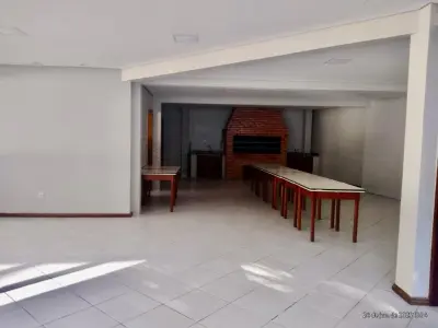 LOTE 001 - Apartamento 610 do Residencial Dores, especificado no Registro 2 da matricula n° 74.838, situado à Avenida Nossa Senhora das Dores, sob n°43 em Santa Maria/RS, com área privativa de 117,1200m², área total de 167,717m², correspondendo-lhe a fração ideal de 0,013952 no terreno e nas coisas de uso comum. Não foi realizado os acabamentos de pintura interna (gesso, massa corrida e pintura), não foi completamente feita a instalação de todo o piso do apartamento, bem como de azulejos e louças nos banheiros, o acabamento das tomadas e interruptores também não foi concluído, na cozinha está faltando o acabamento elétrico, conforme auto de penhora.