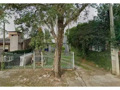 LOTE 001 - Casa de alvenaria na Rua Vereador Adolfo Souto Correia, n° 704 em Alegrete/RS e o respectivo terreno com as seguintes medidas e confrontações: 36m ao Norte, com o imóvel de propriedade de Máximo Edson Pinto Vilaverde; 35m ao Sul, com o imóvel de propriedade de Marileuza da Silva Vilaverde; 10m ao Leste, com imóvel de propriedade de Rui de Paula Souza; 10m ao Oeste, com a Rua Vereador Adolfo Souto Correia. Matriculado sob n° 12.280 do CRI de Alegrete/RS.