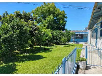 LOTE 001 - Casa na Rua Antonio de Freitas Valle, n° 886 em Alegrete/RS constituída de 2 quartos, 1 banheiro, 2 salas, cozinha e, nos fundos do terreno existe uma edificação de alvenaria composta de garagem com churrasqueira, 1 quarto e 1 banheiro, construída sobre o terreno designado n°3 da quadra BB do Bairro Progresso. E, o terreno onde no fundo existem duas peças de alvenaria com lareira designado n°4 da quadra BB do Bairro Progresso. Matrículas n° 3.868 e n° 19.566 do CRI de Alegrete/RS.