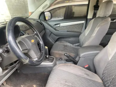 LOTE 001 - Caminhonete marca/modelo CHEVROLET/S10 LT DD4A, ano/modelo 2014/2015, placa IVY9551, RENAVAM 1021050382, cor cinza.