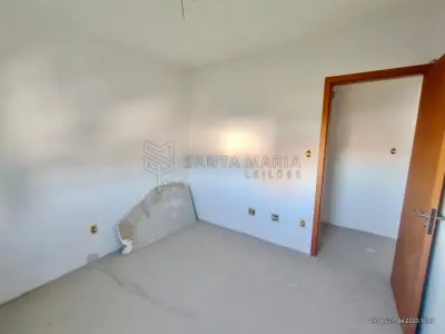 LOTE 001 - Apartamento 610 do Residencial Dores, especificado no Registro 2 da matricula n° 74.838, situado à Avenida Nossa Senhora das Dores, sob n°43 em Santa Maria/RS, com área privativa de 117,1200m², área total de 167,717m², correspondendo-lhe a fração ideal de 0,013952 no terreno e nas coisas de uso comum. Não foi realizado os acabamentos de pintura interna (gesso, massa corrida e pintura), não foi completamente feita a instalação de todo o piso do apartamento, bem como de azulejos e louças nos banheiros, o acabamento das tomadas e interruptores também não foi concluído, na cozinha está faltando o acabamento elétrico, conforme auto de penhora.