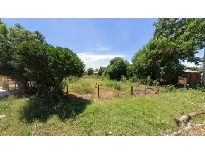 LOTE 001 - Um terreno com aproximadamente 1.000m², sem benfeitorias, no prolongamento da rua Péricles de Albuquerque em Santiago/RS, lado par, no quarteirão incompleto formado pelas ruas Péricles de Albuquerque, Rosa Frota e BR; distando 69,00m da esquina com a rua Rosa Frota; medindo 17,00m de frente com a rua Péricles Albuquerque; pelos fundos, mede 16,00m, com Ernaní Frota; pelo lado direito, mede 60,00m, com a rua Antônio João; e, lado esquerdo, mede 65,00m com Ernaní Frota. Matriculado sob n°4.911 do CRI de Santiago/RS.