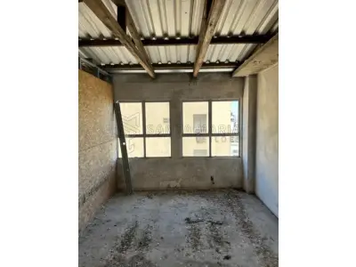 LOTE 001 - Sala comercial nº 701, localizada no sétimo andar do ‘’Edifício Ouro Preto’’, situado na zona urbana da cidade de Santa Maria/RS, á Rua Alberto Pasqualini, esquina da Rua Floriano Peixoto, sob nº25, sala essa de frente e de centro de quem olha o prédio pela rua Alberto Pasqualini, possuindo a área real privativa de 214,68m², área real total de 262,65m², correspondendo-lhe uma fração ideal de 0,0807 no terreno e nas coisas de uso comum. Matriculado sob nº 55.373 do CRI de Santa Maria/RS.  Conforme laudo de avaliação, o bem encontra-se sem aberturas externas e internas, telhado sem forro, sem instalação elétrica, pisos e paredes inacabados.