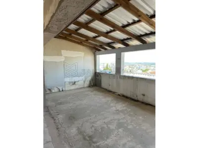 LOTE 001 - Sala comercial nº 701, localizada no sétimo andar do ‘’Edifício Ouro Preto’’, situado na zona urbana da cidade de Santa Maria/RS, á Rua Alberto Pasqualini, esquina da Rua Floriano Peixoto, sob nº25, sala essa de frente e de centro de quem olha o prédio pela rua Alberto Pasqualini, possuindo a área real privativa de 214,68m², área real total de 262,65m², correspondendo-lhe uma fração ideal de 0,0807 no terreno e nas coisas de uso comum. Matriculado sob nº 55.373 do CRI de Santa Maria/RS.  Conforme laudo de avaliação, o bem encontra-se sem aberturas externas e internas, telhado sem forro, sem instalação elétrica, pisos e paredes inacabados.