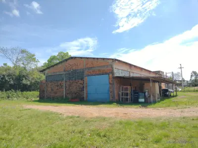 LOTE 001 - Um terreno com aproximadamente 7.000,00m² no Distrito Industrial de Santiago/RS, na Rua Alberto Bochi, antiga rua C, nº 156, possuindo uma área construída com aproximadamente 420,00m². Localizado no lado direito para quem observa da BR 287, distando 110m da esquina com a rua A; medindo pela frente 55m; lado direito mede 144,50m; lado esquerdo mede 113,90m e pelos fundos com uma sanga, mede 63m. Matriculado sob n° 28.317 do CRI de Santiago/RS.