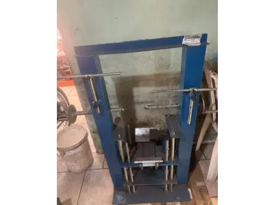 LOTE 001 - Uma máquina de centragem/desempenagem de rodas para motocicletas.
