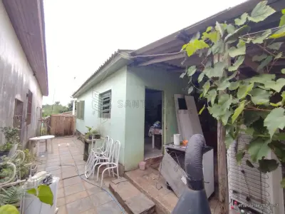 LOTE 002 - Terreno com a área de 320,47m², contendo uma casa com 103,82m², localizado na Rua  Manoel Ribas n°1.139 em Cacequi/RS, dividida em seis cômodos: sala, 2 dormitórios, cozinha, banheiro e  lavanderia. Matriculada sob n°6.724 do CRI de Cacequi/RS.