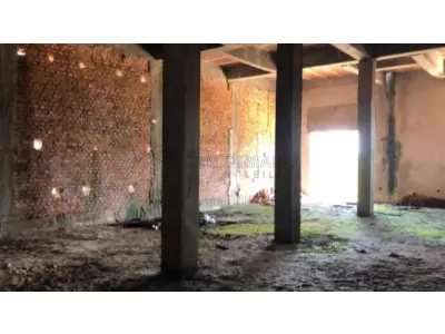 LOTE 001 - 50% (cinquenta por cento) do imóvel localizado na rua Clemenciano Barnasque nº 1101 em São Sepé/RS, sendo: Terreno com 418,88m² de esquina em declive localizado na junção das ruas Independência e Clemenciano Barnasque, possui uma construção inacabada e, conforme avaliação feita pelo perito: No subsolo, garagens, no primeiro pavimento sala comercial e no segundo pavimento apartamentos. A área construída total do prédio foi aferida in loco em torno de 942m². Matriculado sob n°81 do CRI de São Sepé/RS.