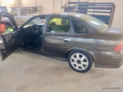 LOTE 001 - Veículo GM/VECTRA COLLECTION, ano/modelo 2005/2005, placas MIG1139, RENAVAM 854275622, na cor cinza.