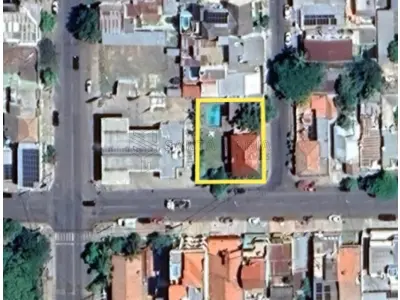 LOTE 002 - Casa de alvenaria de dois pavimentos com 288m² de área construída, localizada na rua Júlio de Castilhos, n°3.413 em Uruguaiana/RS, com diversos compartimentos e benfeitorias e, o respectivo terreno com 720m², constituído dos lotes 34 e 35 da quadra 107, medindo 24m de frente a Sul, sobre o alinhamento da rua Júlio de Castilhos, por 30m de extensão da frente aos fundos, confrontando: ao Norte, com partes do lote 33; ao Oeste, com lote 36; e, ao Leste, com a travessa Santa Maria. Matriculado sob n°22.868 do CRI de Uruguaiana/RS.