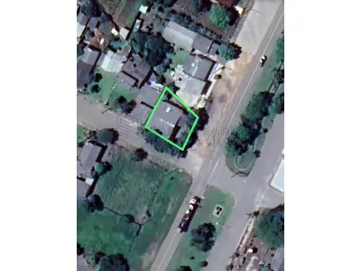 LOTE 001 - Terreno com a área superficial de 397m² localizado na Avenida Eugênio Gentil Muller nº 430 em Restinga Seca/RS, no quarteirão formado pelas ruas Ricardo Muller, Vicente Cardoso, Emilio Henrique Nagel e Faixa de Domínio da RSC 149, com as seguintes medidas e confrontações: ao Norte, pela frente, mede 20m com a rua Ricardo Muller, lado ímpar; ao Sul, mede 21,89 com o lote n°8; a Oeste, mede 15,40m; e, ao Leste, mede 24,29m com o lote n°5. Distando 62m da esquina formada pela rua Ricardo Muller e rua Vicente Cardoso. Matriculado sob n° 8.337 do CRI de Restinga Seca/RS.