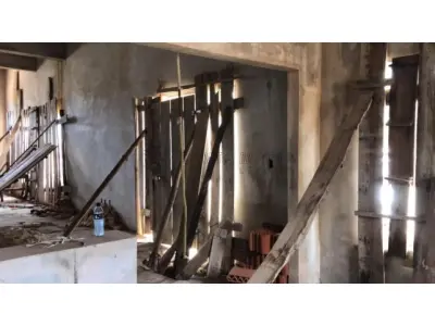 LOTE 001 - 50% (cinquenta por cento) do imóvel localizado na rua Clemenciano Barnasque nº 1101 em São Sepé/RS, sendo: Terreno com 418,88m² de esquina em declive localizado na junção das ruas Independência e Clemenciano Barnasque, possui uma construção inacabada e, conforme avaliação feita pelo perito: No subsolo, garagens, no primeiro pavimento sala comercial e no segundo pavimento apartamentos. A área construída total do prédio foi aferida in loco em torno de 942m². Matriculado sob n°81 do CRI de São Sepé/RS.