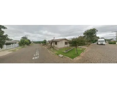 LOTE 001 - Uma casa de alvenaria com 120,25m² de área construída e o seu respectivo terreno com a área de 300m² na rua Neri Gomes Peixoto, nº 776 em Santiago/RS. Terreno esse, localizado no quarteirão formado pelas ruas Neri Gomes Peixoto, Bernardino Garcia, Flores da Cunha e Felipe Lopes, esquina com a rua Bernardino Garcia, medindo 10m por 30m de frente a fundos, limitando-se pela frente com a rua Neri Gomes Peixoto; por um lado, com a rua Bernardino Garcia; pelo outro lado, com Roque Fonseca Martins e pelos fundos, com Roque Fonseca Martins. Matriculado sob n°11.840 do CRI de Santiago/RS.