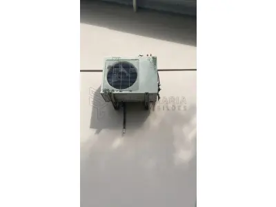 LOTE 001 - Um ar condicionado Split, da marca ICEKING, quente e frio.  Já se encontra desinstalado.