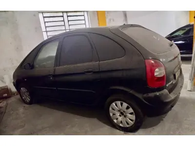 LOTE 001 - Veículo CITROEN/XSARA PICASSOEXA, ano/modelo 2004/2005, placas LQN0664, RENAVAM 835547442, na cor preta.