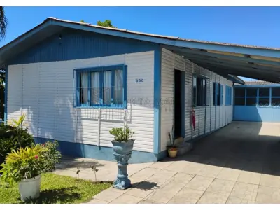 LOTE 001 - Casa na Rua Antonio de Freitas Valle, n° 886 em Alegrete/RS constituída de 2 quartos, 1 banheiro, 2 salas, cozinha e, nos fundos do terreno existe uma edificação de alvenaria composta de garagem com churrasqueira, 1 quarto e 1 banheiro, construída sobre o terreno designado n°3 da quadra BB do Bairro Progresso. E, o terreno onde no fundo existem duas peças de alvenaria com lareira designado n°4 da quadra BB do Bairro Progresso. Matrículas n° 3.868 e n° 19.566 do CRI de Alegrete/RS.