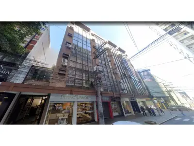 LOTE 001 - Sala comercial nº 701, localizada no sétimo andar do ‘’Edifício Ouro Preto’’, situado na zona urbana da cidade de Santa Maria/RS, á Rua Alberto Pasqualini, esquina da Rua Floriano Peixoto, sob nº25, sala essa de frente e de centro de quem olha o prédio pela rua Alberto Pasqualini, possuindo a área real privativa de 214,68m², área real total de 262,65m², correspondendo-lhe uma fração ideal de 0,0807 no terreno e nas coisas de uso comum. Matriculado sob nº 55.373 do CRI de Santa Maria/RS.  Conforme laudo de avaliação, o bem encontra-se sem aberturas externas e internas, telhado sem forro, sem instalação elétrica, pisos e paredes inacabados.