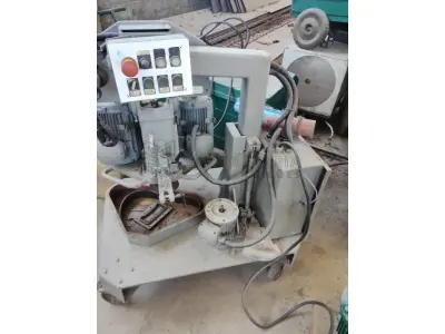 LOTE 004 - Duas máquinas, fresadoras chanfradeiras, BAUTEC, Italianas.   *Obs.: Prontas para uso. Fazem cortes das quinas em ângulos de 15 a 60 graus.