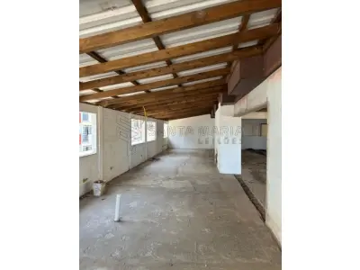 LOTE 001 - Sala comercial nº 701, localizada no sétimo andar do ‘’Edifício Ouro Preto’’, situado na zona urbana da cidade de Santa Maria/RS, á Rua Alberto Pasqualini, esquina da Rua Floriano Peixoto, sob nº25, sala essa de frente e de centro de quem olha o prédio pela rua Alberto Pasqualini, possuindo a área real privativa de 214,68m², área real total de 262,65m², correspondendo-lhe uma fração ideal de 0,0807 no terreno e nas coisas de uso comum. Matriculado sob nº 55.373 do CRI de Santa Maria/RS.  Conforme laudo de avaliação, o bem encontra-se sem aberturas externas e internas, telhado sem forro, sem instalação elétrica, pisos e paredes inacabados.